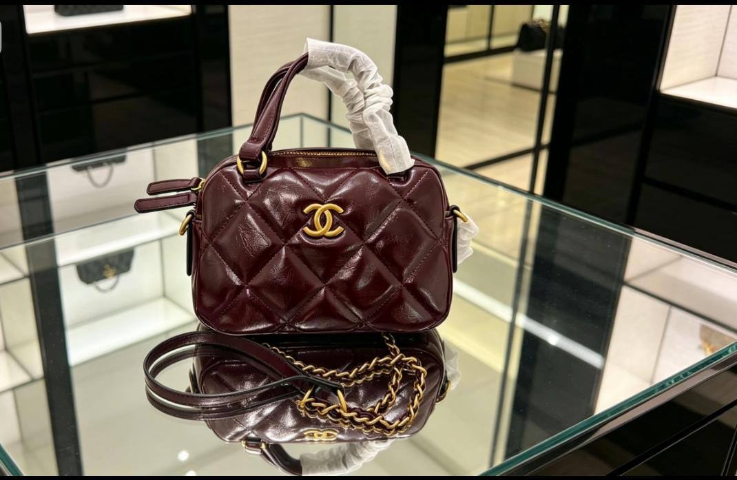 Chanel 

100 dhs✅

with box
🎁🎁🎁

Size:18-12-7

Zain07
♥️♥️♥️