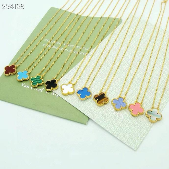 VCA NECKLACE 
55 dhs🪙💚 
With Box And Paper Bag
🎁🎁🎁

Zain89
♥️♥️♥️