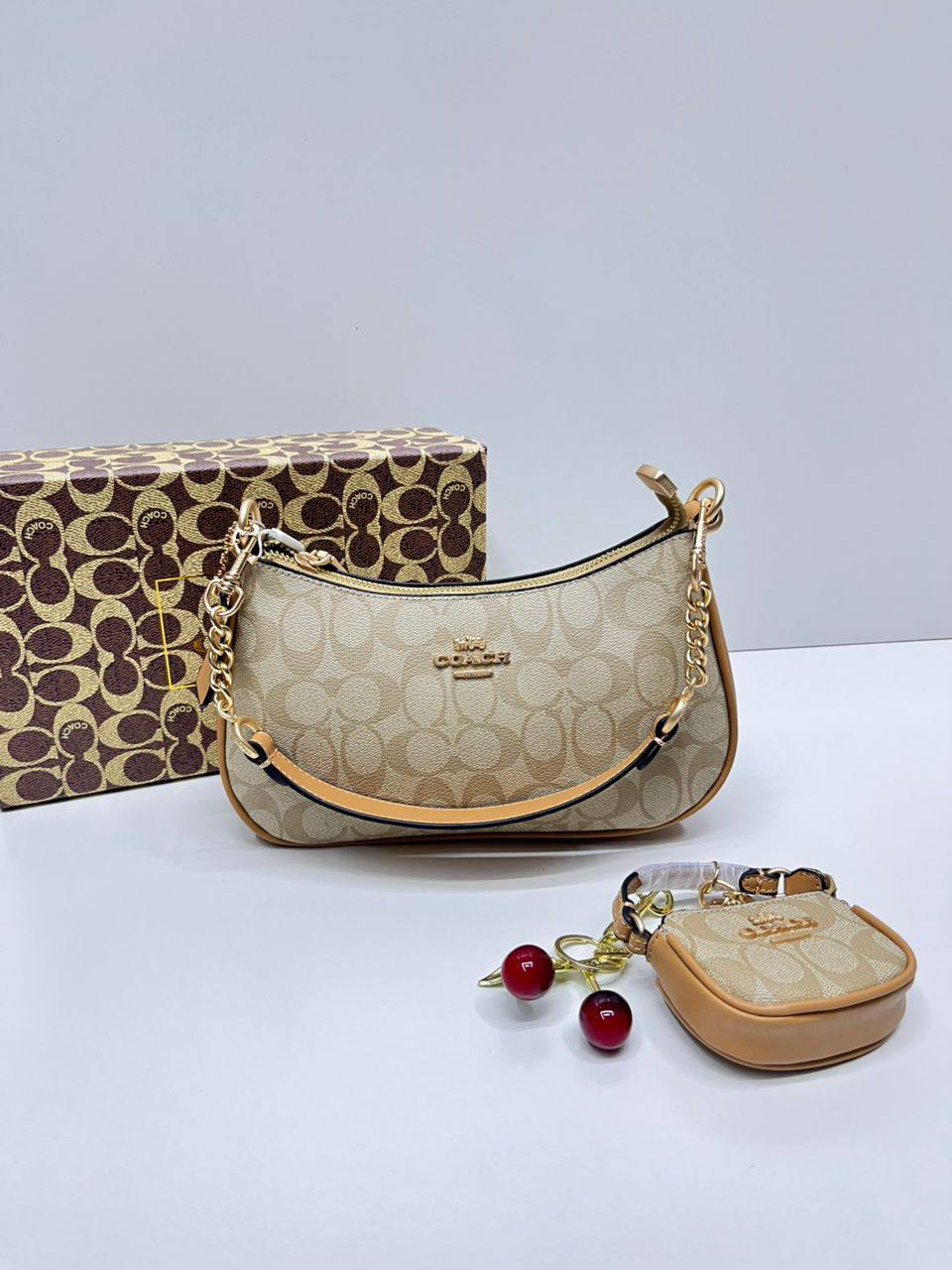 Coach
110 dhs✅
with box
🎁🎁🎁
size 25×7×15cm
with small bag and cherry

Zain42
♥️♥️♥️