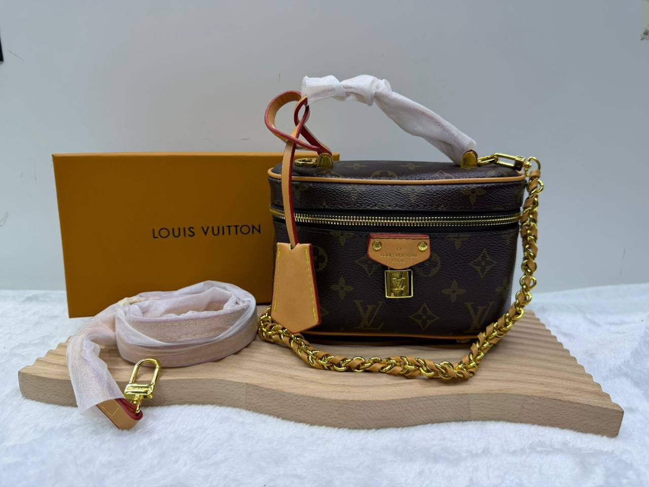 LV
with box
🎁🎁🎁

Size 19*12cm
95 dhs🇦🇪

Zain114
♥️♥️♥️