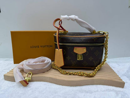 LV
with box
🎁🎁🎁

Size 19*12cm
95 dhs🇦🇪

Zain114
♥️♥️♥️