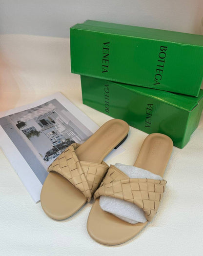 Slippers
Size 36-41
65 dhs✅

Zain236
♥️♥️♥️