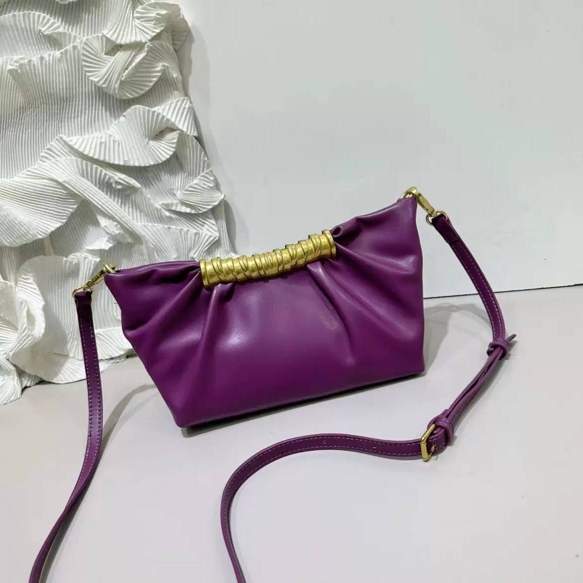 BOTTEGA 

GOOD QUALITY 

WITH BOX 
🎁🎁🎁

90 dhs✅

Zain39
♥️♥️♥️
