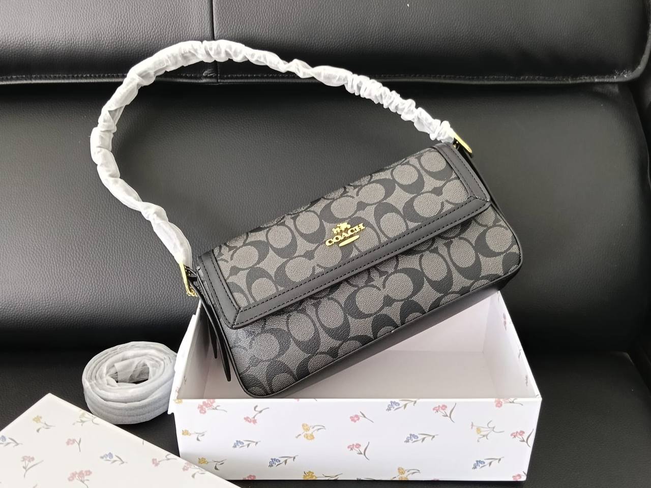 Coach
80 dhs🇦🇪

with box
🎁🎁🎁

size 25cm

Zain26
♥️♥️♥️
