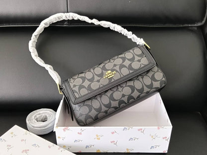 Coach
80 dhs🇦🇪

with box
🎁🎁🎁

size 25cm

Zain26
♥️♥️♥️