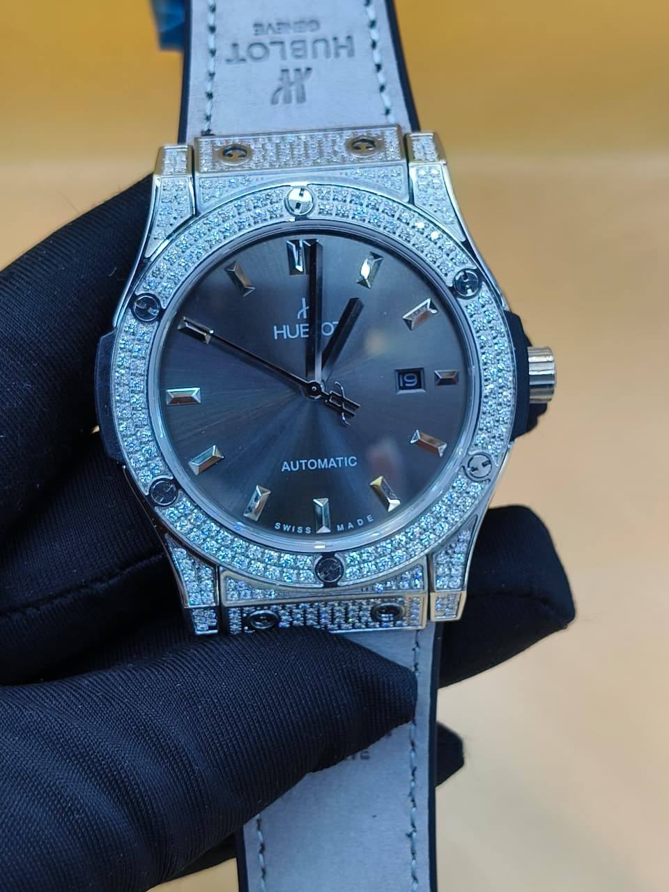 Hublot 
for mens
with stone
 320 dhs✅
automatic 🥰👍

Zain25
♥️♥️♥️