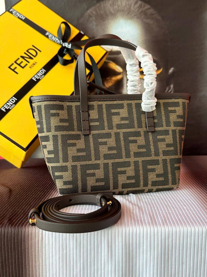 New arrival, good quality, 
with  box, 📦
size,  22 * 13 cm 
75 dhs🪙🌨️

Zain12
♥️♥️♥️