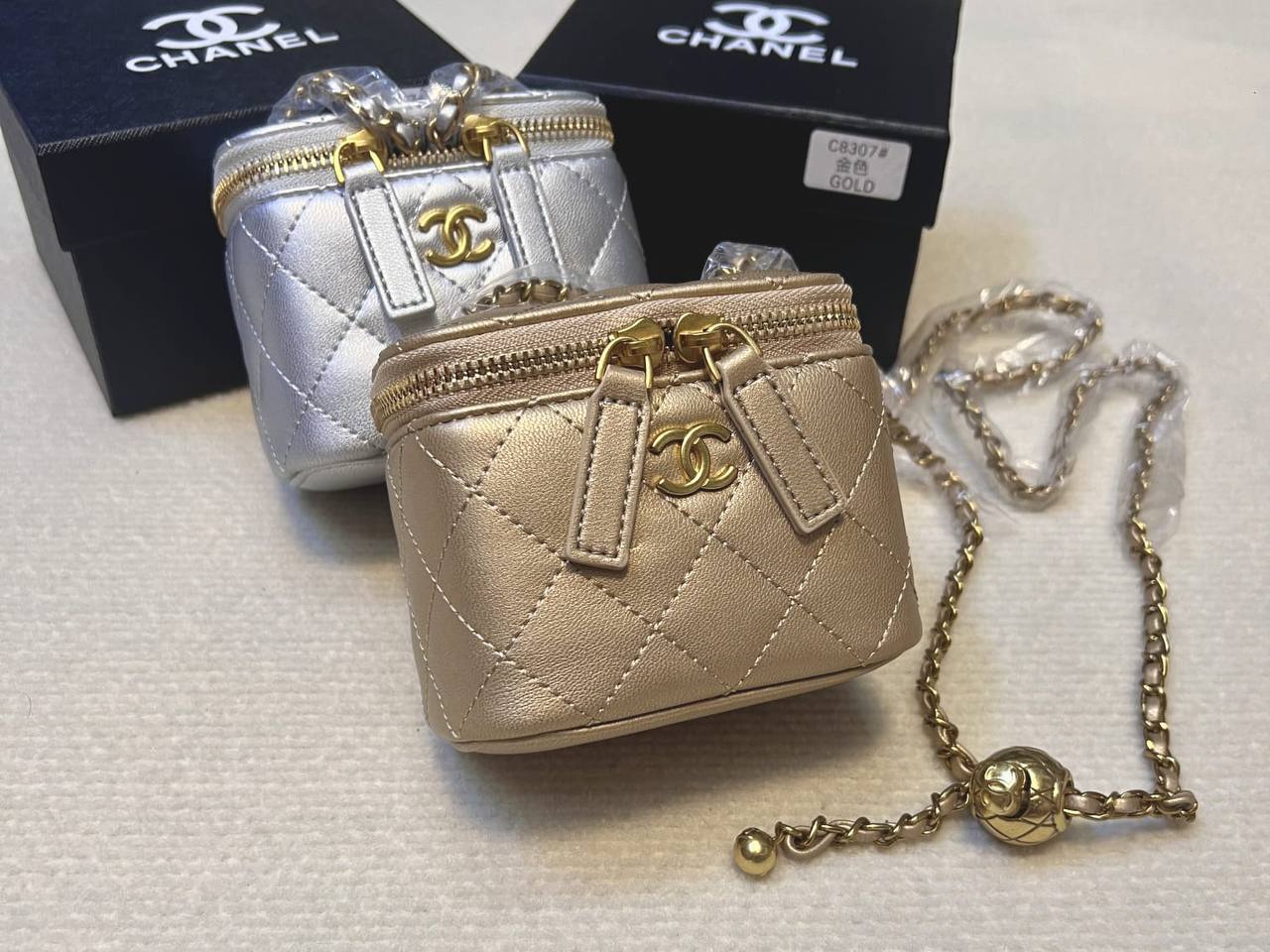 Chanel
90 dhs✅

with box
🎁🎁🎁

size small

Zain26
♥️♥️♥️