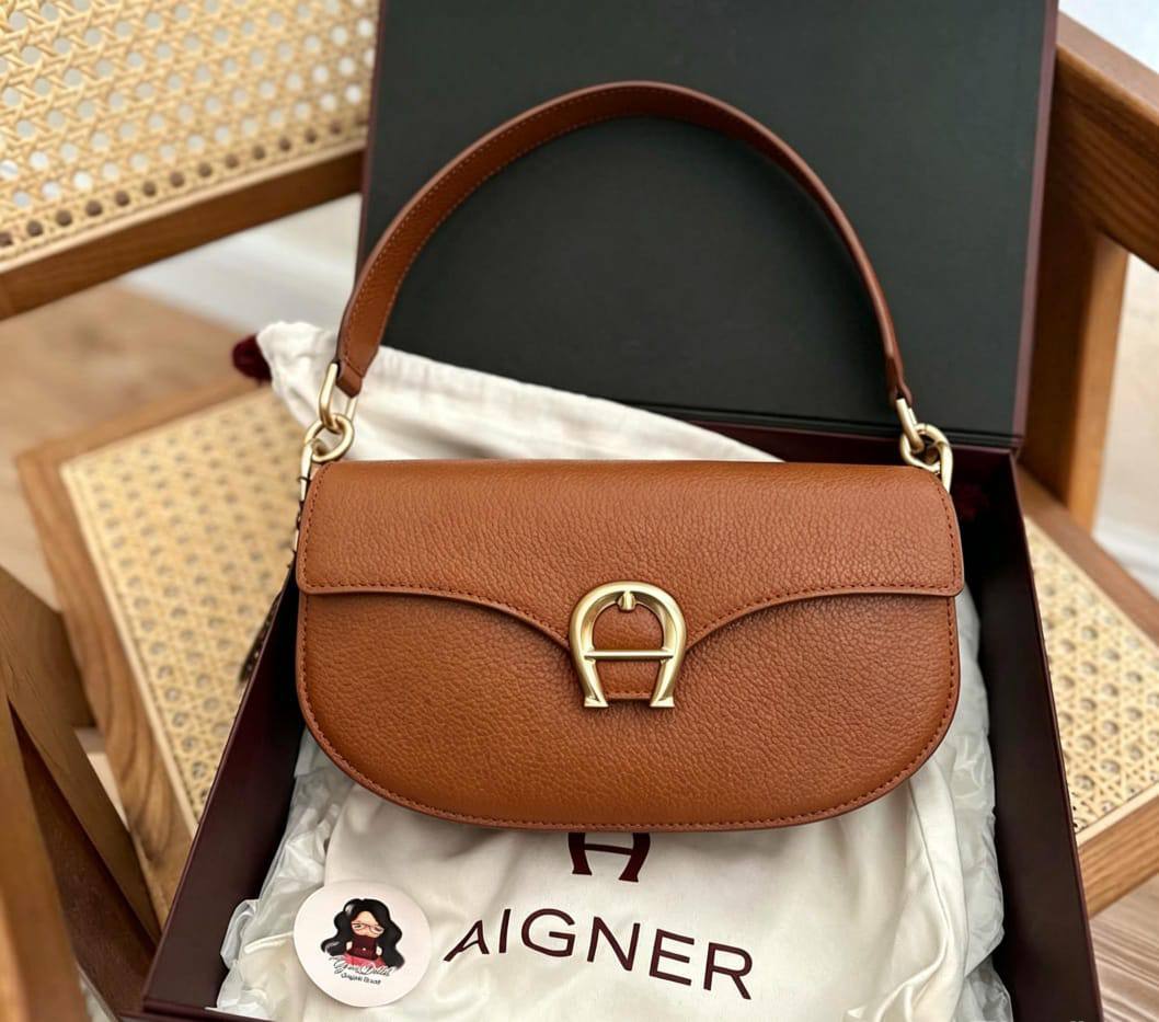 Aigner
100 dhs✅
with box
21.5/7/12

Zain07
♥️♥️♥️