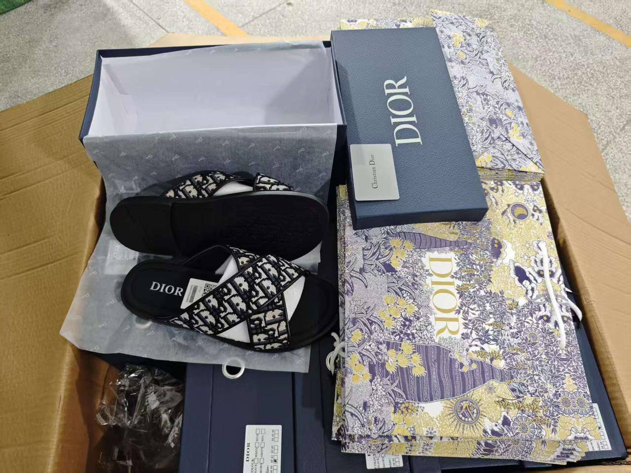 Dior Slipper, 
New Arrived  
Size 40To 45
110 dhs🪙💕

Zain120
♥️♥️♥️