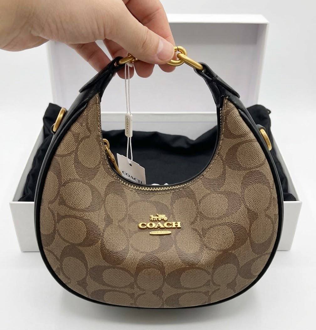 Coach


90 dhs🇦🇪🇦🇪

With box
Zain219
♥️♥️♥️
