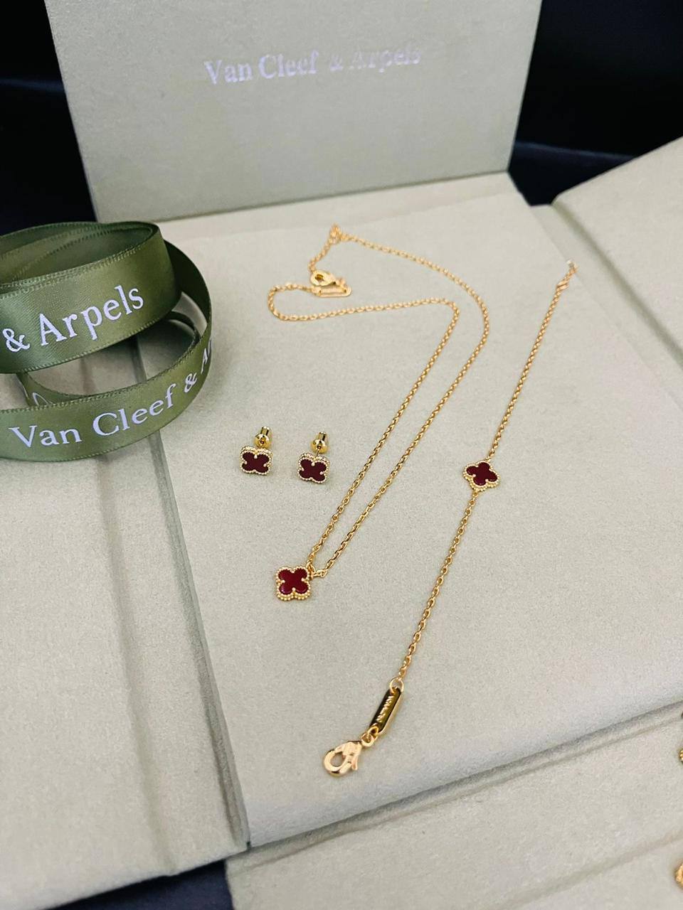 MINI SET 
NECKLACE BRACELET 
EARRINGS
VANCLEAF
MASTER✨💫

110 dhs🇦🇪🇦🇪

WITH BOX AND PAPER BAG🛍️🎁
Zain89
♥️♥️♥️