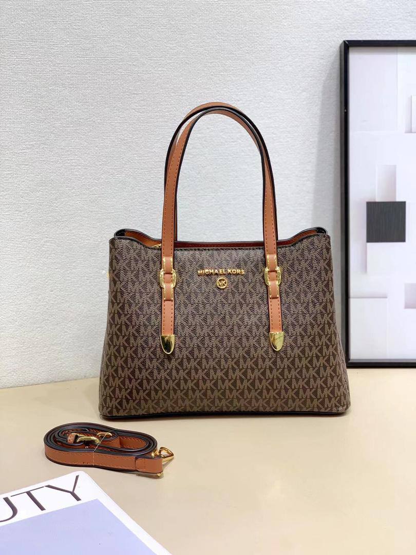 Mk 
95 dhs💓
size 27×11×19cm

Zain213
♥️♥️♥️