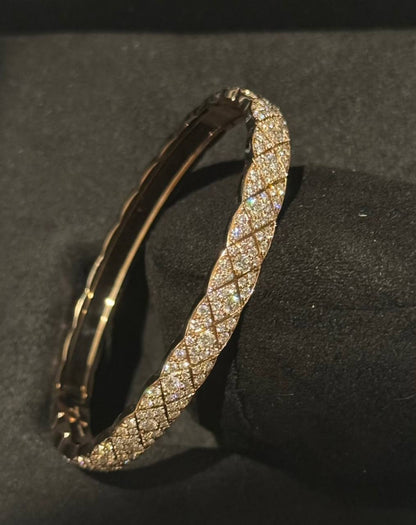 CHANEL 
Bangle 🦋
Master quality 💯
With normal boxes 🗃️ 
110 dhs🇦🇪🇦🇪

With master box 📦 
130 dhs🇦🇪🇦🇪

Zain216
♥️♥️♥️