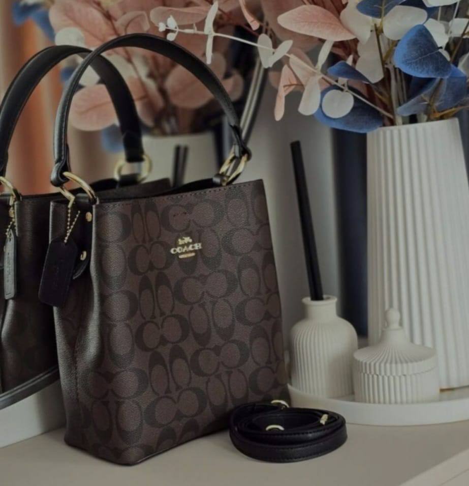 Coach
*21cm
95 dhs✅

*with box
🎁🎁🎁

Zain118
♥️♥️♥️
