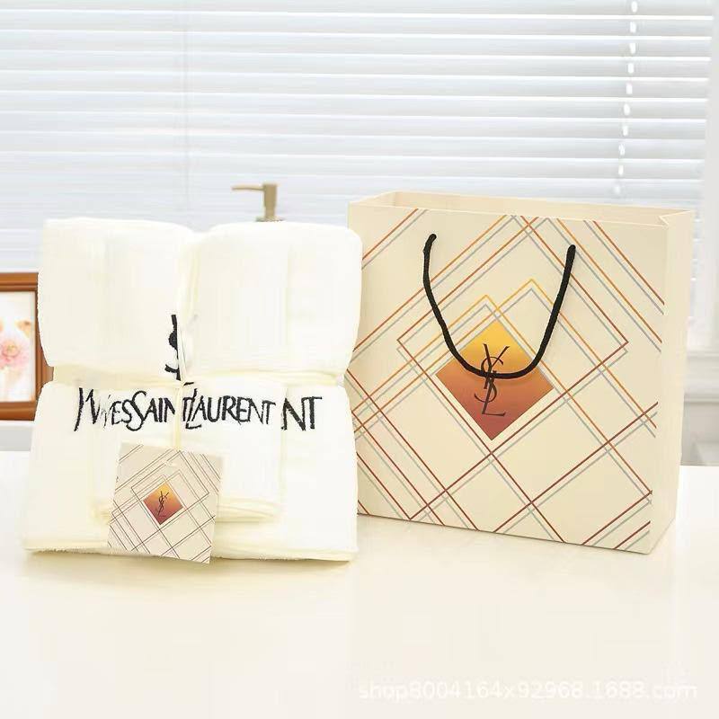 Towel one set
 with paper bag 
45 dhs💓

Zain295
♥️♥️♥️