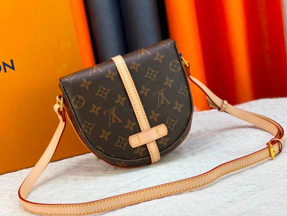 LV
good quality 
with box 
90 dhs💓

Zain39
♥️♥️♥️