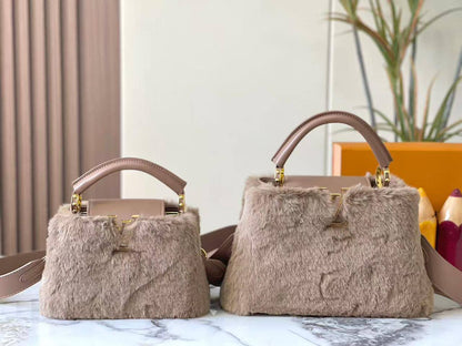 LV
Master
New. 

27cm. 380 dhs🪙🌨️
21cm. Is. 360 dhs🪙🌨️

With. Box.  
🎁🎁🎁

Zain131
♥️♥️♥️