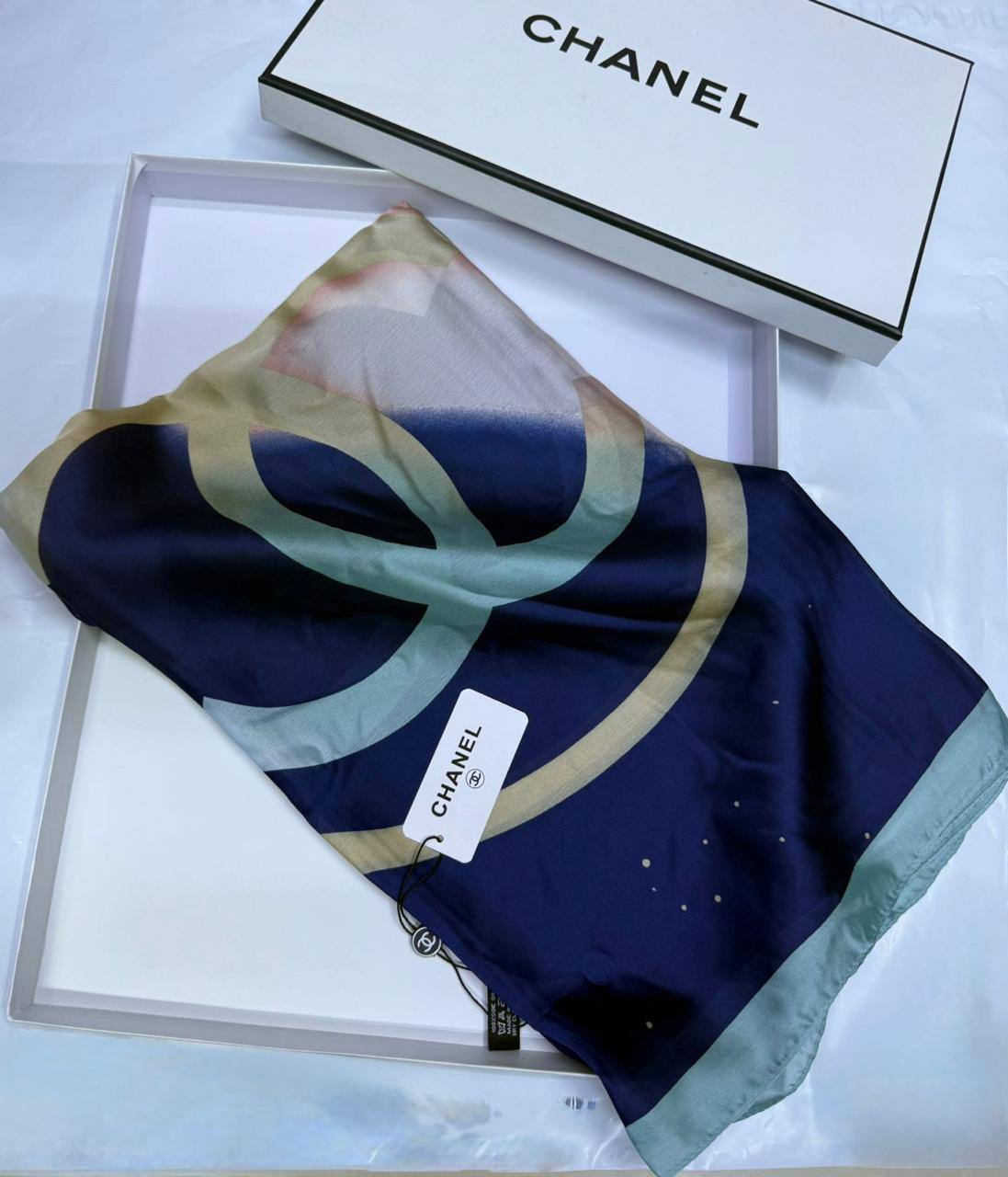 Chanel
Silk scarf 
40 dhs✅
55 dhs✅ 

with box🎁🎁🎁

Zain93
♥️♥️♥️
