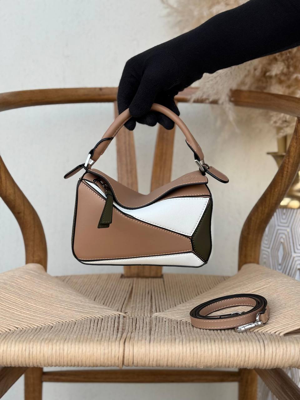 LOEWE
18cm
340 dhs💓
Top quality 
With box🎁

Zain167
♥️♥️♥️