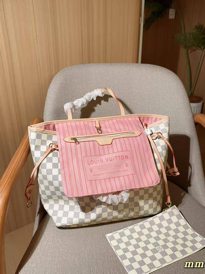 LV
42 cm with box 
105 dhs🇦🇪🇦🇪

Zain17
♥️♥️♥️
