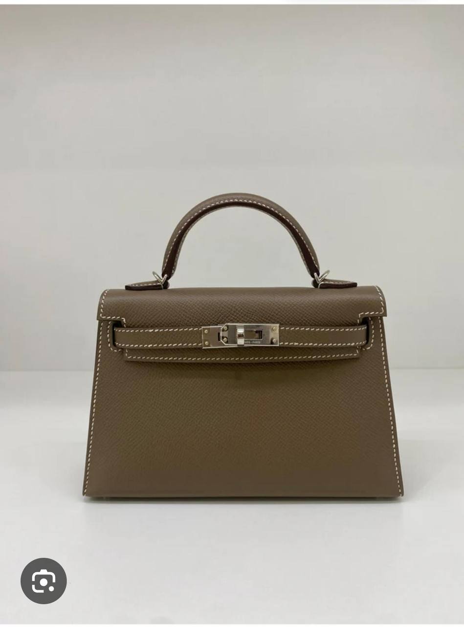 Hermes
GOOD quality

 With boxes 
🎁🎁🎁

SIZE 22 CM 
105 dhs✅

Zain200
♥️♥️♥️