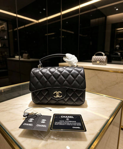 Chanel
 100 dhs✅✅
with box

Zain07
♥️♥️♥️