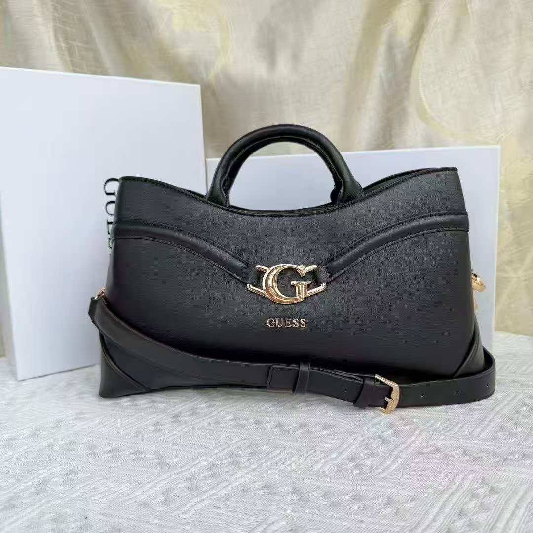 GUESS 
GOOD QUALITY 
110 dhs🪙🌨️
SIZE 32CM

Zain200
♥️♥️♥️
