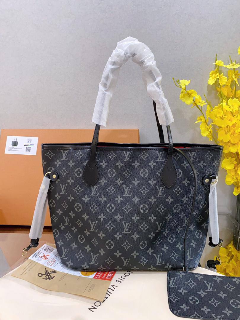 LV 

95 dhs🇦🇪🇦🇪

with box

size 45×18×30cm

Zain213
♥️♥️♥️