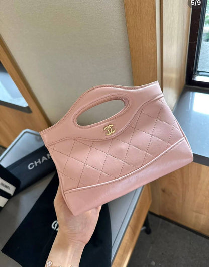 Chanel 
good quality, 
comes with box, 🎁🎁🎁
size... 21*15 cm
100 dhs✅

Zain12
♥️♥️♥️