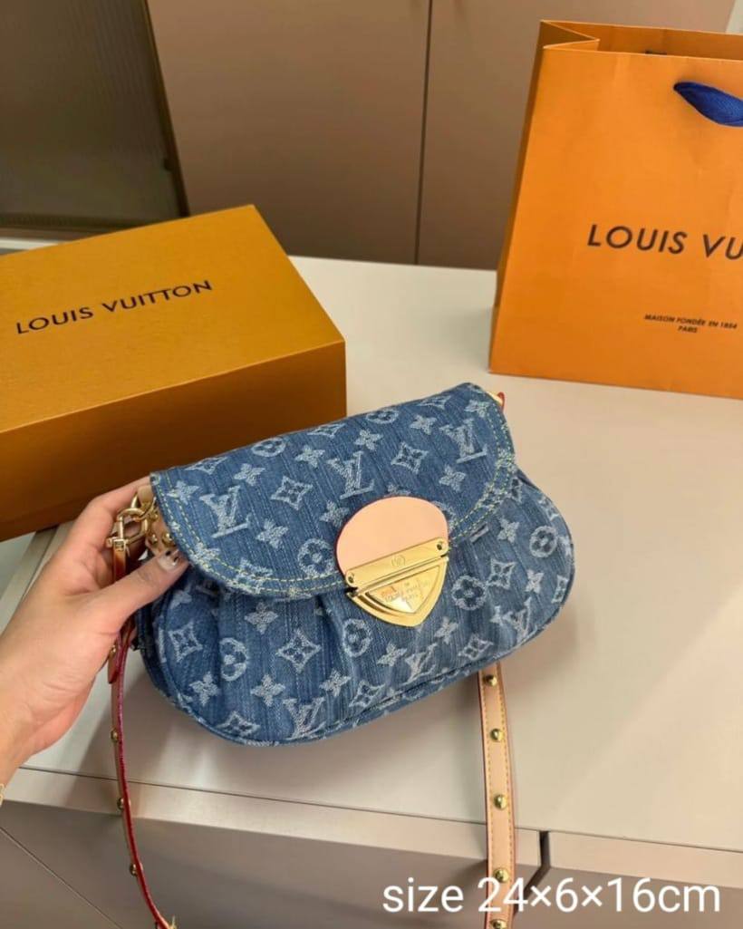 LV 
90 dhs✅

with box
🎁🎁🎁

Zain42
♥️♥️♥️