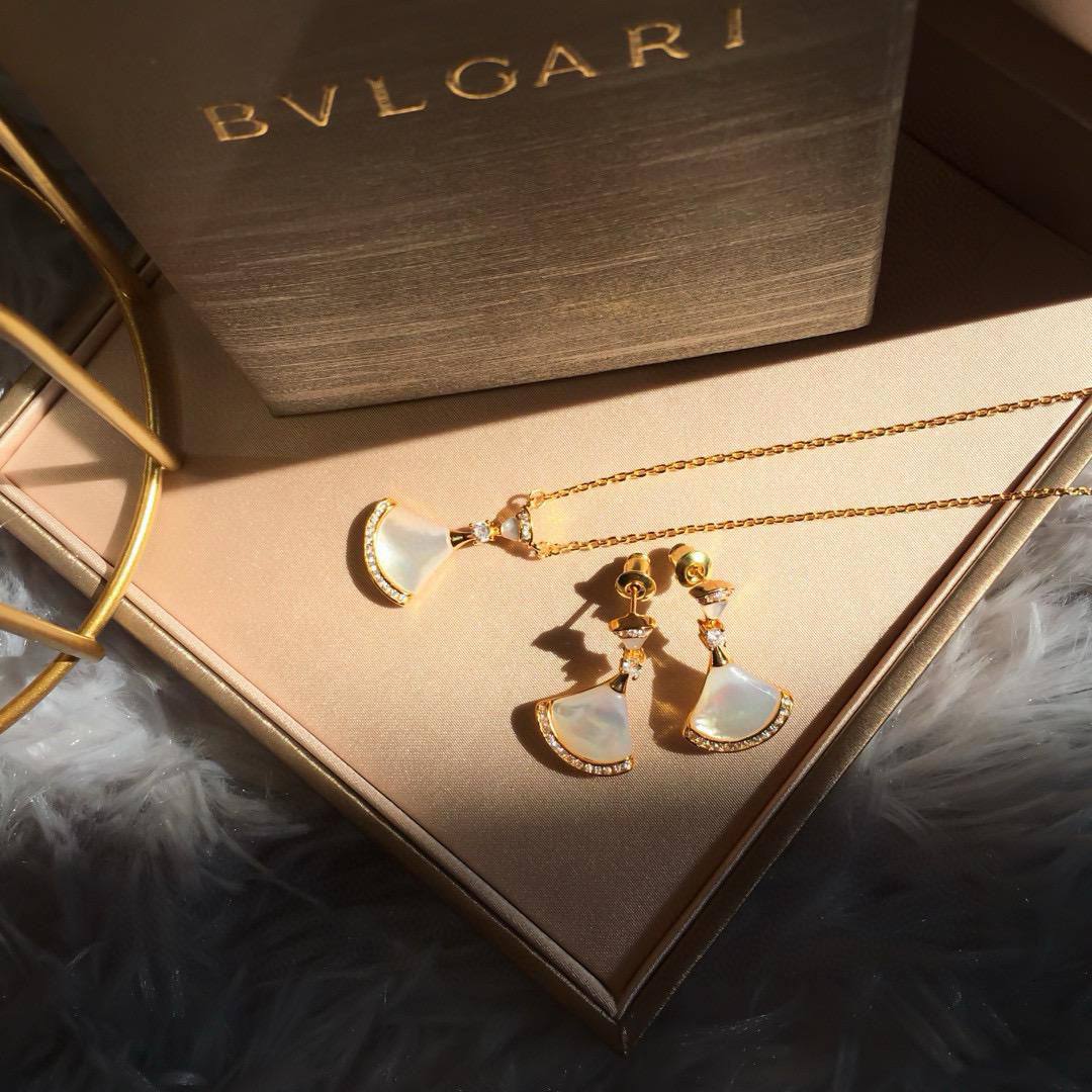 Bvlgari set* 💐
Necklace 
Earrings 
Master quality 💕

*100* AED normal box 📦

Zain48
♥️♥️♥️
