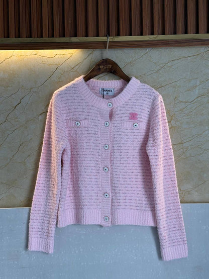 *CHANEL*
Women’s Cardigan
Master Quality 
SML
320 dhs🪙🌨️

Zain276
♥️♥️♥️