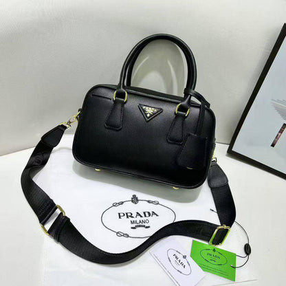 Prada 
115 dhs✅
Size 25 cm

Zain161
♥️♥️♥️