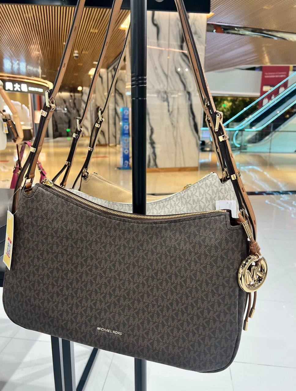 MK
100 dhs❣️
SIZE：36cm
high quality

Zain35
♥️♥️♥️