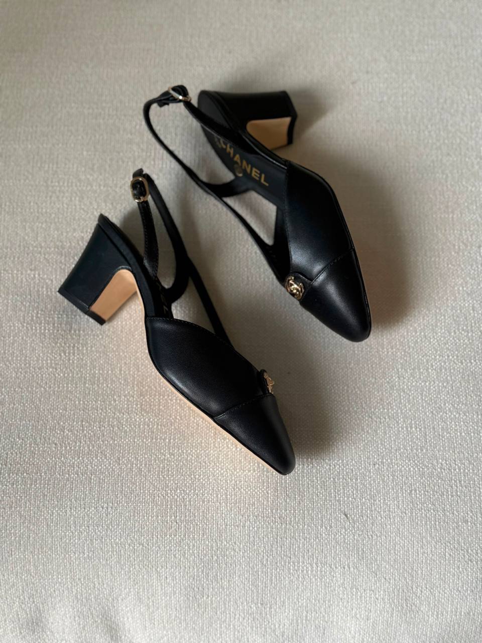 Chanel
AAA Quality
Size 36 to 41
450 dhs💓

Zain288
♥️♥️♥️