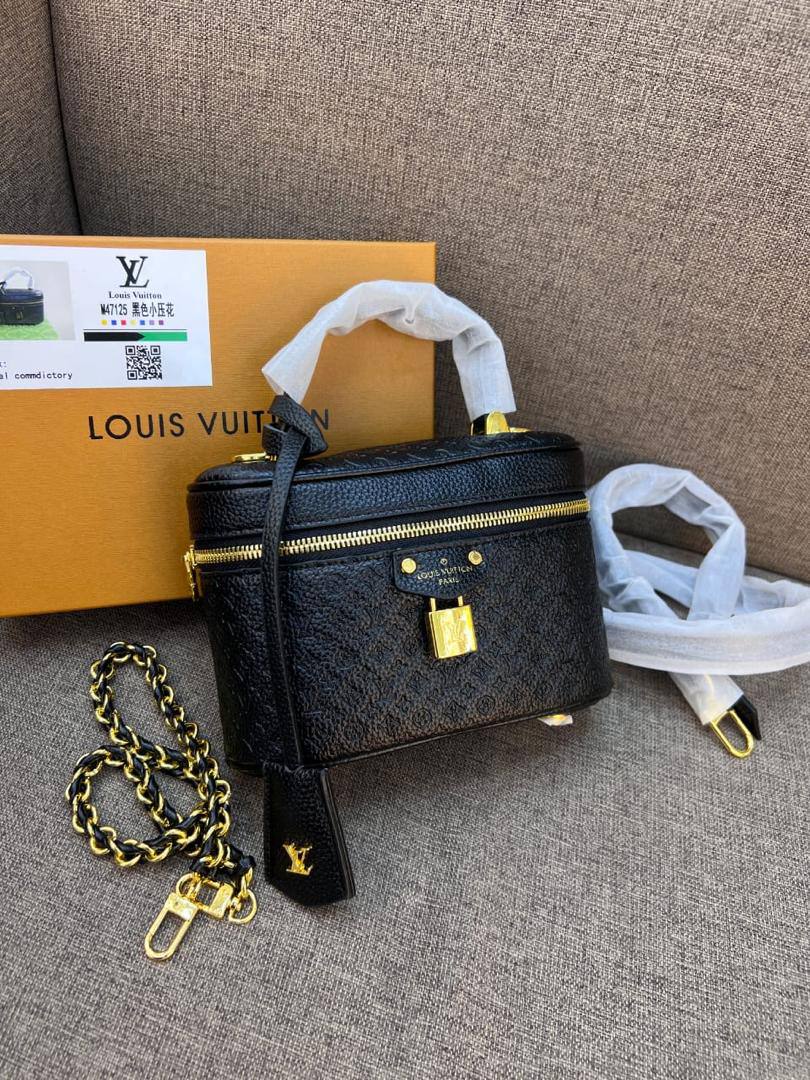 LV
95 dhs✅
with box
size 19cm

Zain26
♥️♥️♥️