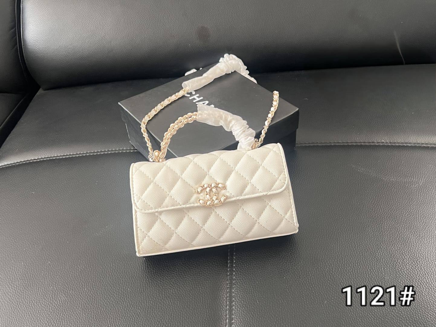 Chanel
100 dhs🇦🇪🇦🇪
with box
size 19cm

Zain26
♥️♥️♥️