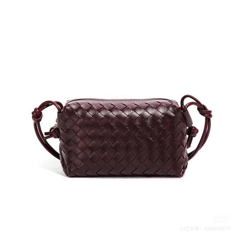 BOTTEGA   
GOOD QUALITY 
SIZE:20×10×17cm   
90 dhs🪙

withbox  
🎁🎁🎁

Zain04
♥️♥️♥️