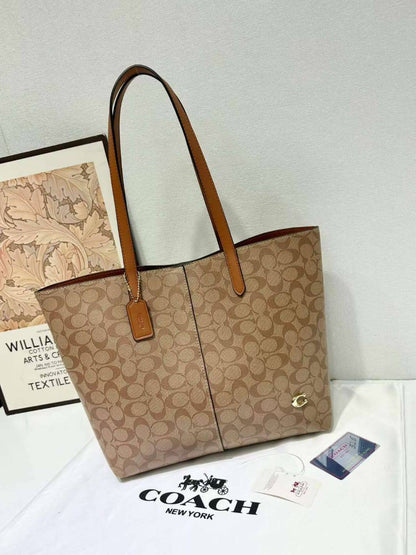 COACH ToteBag 2n1
Signature Canvas material
With Zipper Pouch include
Gold Hardware
NO BOX
Size ; 43 cm

100 dhs💓

Zain239
♥️♥️♥️