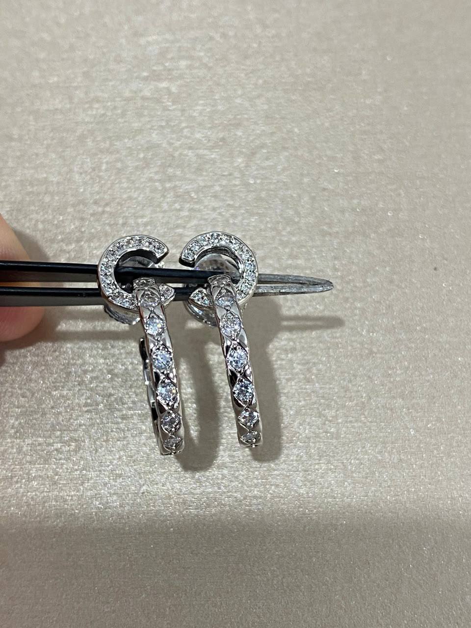 CHANEL ❤️‍🔥*
Earring 🦋
Master quality 💯
With normal boxes 🗃️ 
55 dhs💓
With master box 📦 
70 dhs💓

Zain216
♥️♥️♥️