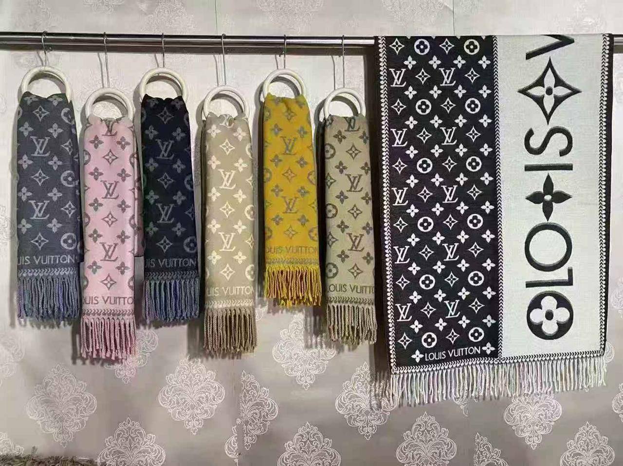 Scarf
Winter scarf cashmiri 
good quality
45 dhs❣️

Zain278
♥️♥️♥️