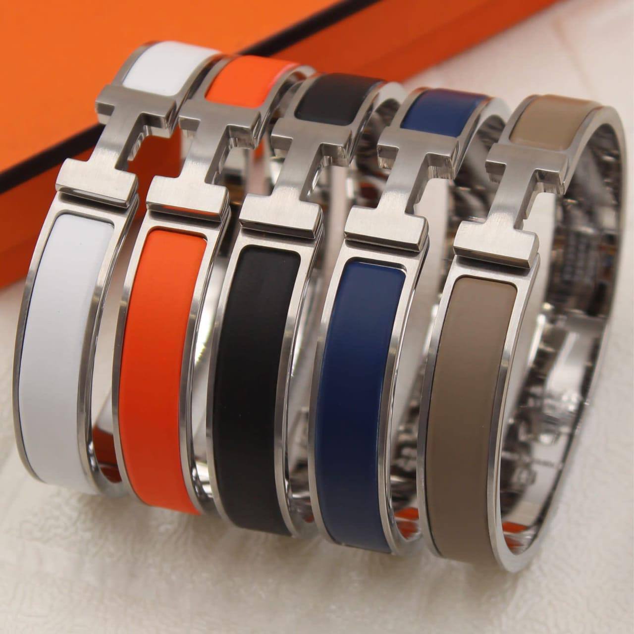 55 dhs🪙🌨️ 

EACH
Bangle 

With Box And Paper Bag
🎁🎁🎁

Zain89
♥️♥️♥️