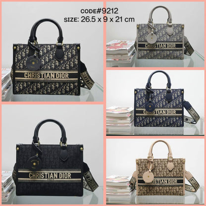 CHRISTIAN DIOR
ᴏɴ ᴛʜᴇ ɢᴏ ᴛᴏᴘ ʜᴀɴᴅʟᴇ 
ᴄʀᴏss ʙᴏᴅʏ ʙᴀɢ
ᴄᴀɴᴠᴀs & ʟᴇᴀᴛʜᴇʀ ᴍᴀᴛᴇʀɪᴀʟ
ᴡɪᴛʜ ʟᴏɴɢ ʙᴇʟᴛ sᴛʀᴀᴘ
sɪᴢᴇ: 26.5 cm

75 dhs❣️

Zain31
♥️♥️♥️
