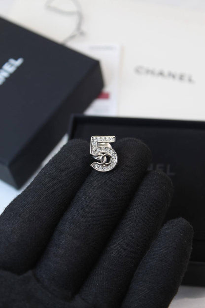 *CHANEL*  🤍

🆕🎉🥳🎊🆕
* BROOCH, Clip , Pin
* Gold-Finish Metal with Stones

* ⁠↗️ *Super Master Quality ®️*
For Price 👇 WTSP Text Zain 0568585901

Zain106
♥️♥️♥️