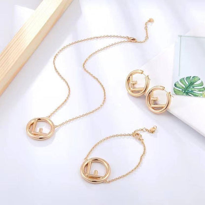 FENDI 💫 Set
    _*Necklace*_📿
   _*Earrings*_💎
   _*BRACELET*_
120 dhs🇦🇪
*WITH  Box* And Paper BAG🎁🛍️

Zain89
♥️♥️♥️