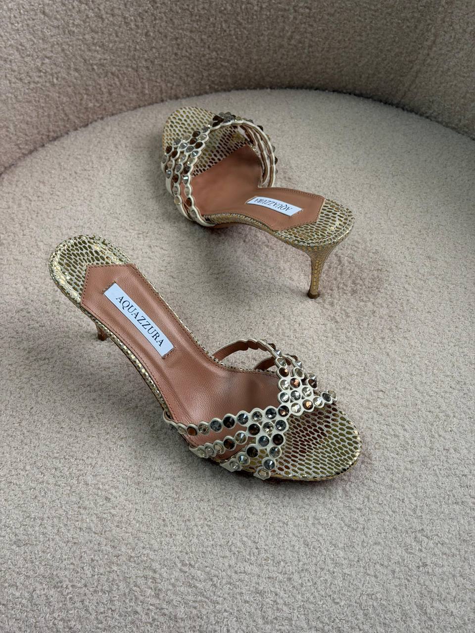 Aquazzura
𝑨𝑨𝑨 𝑸𝑼𝑨𝑳𝑰𝑻𝒀
𝑺𝑰𝒁𝑬 {36 𝒕𝒐 42}
𝑯𝑬𝑬𝑳 8.5 𝑪𝑴
490 dhs🇦🇪

Zain81
♥️♥️♥️