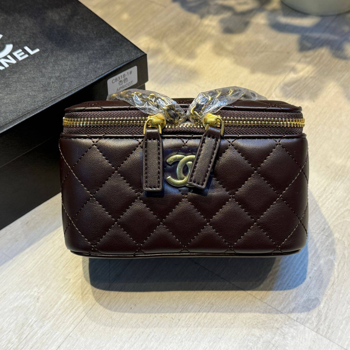CHANEL 

18cm
95 dhs❣️

with BOX
🎁🎁🎁

Zain44
Zain254
♥️♥️♥️