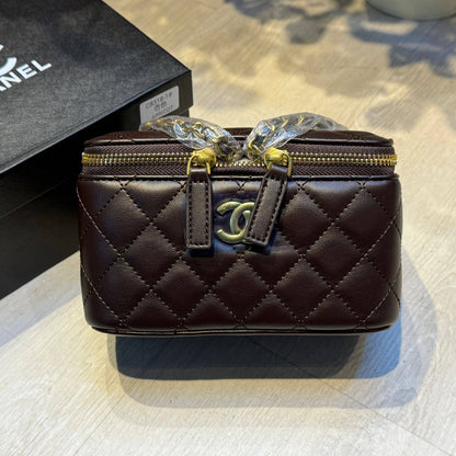 CHANEL 

18cm
95 dhs❣️

with BOX
🎁🎁🎁

Zain44
Zain254
♥️♥️♥️