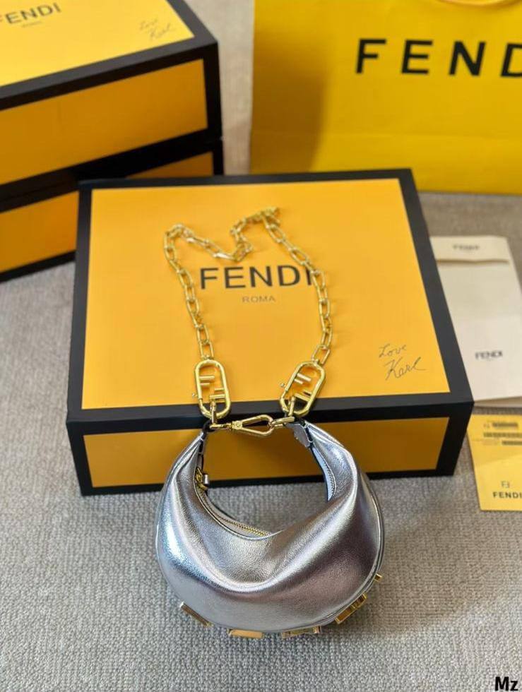 Fendi graphy mini
Master quality
18cm 

with box🎁🎁🎁

240 dhs🌺

Zain95
♥️♥️♥️